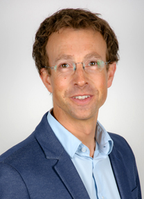 CEO Michael Rieger vor PC-Screen